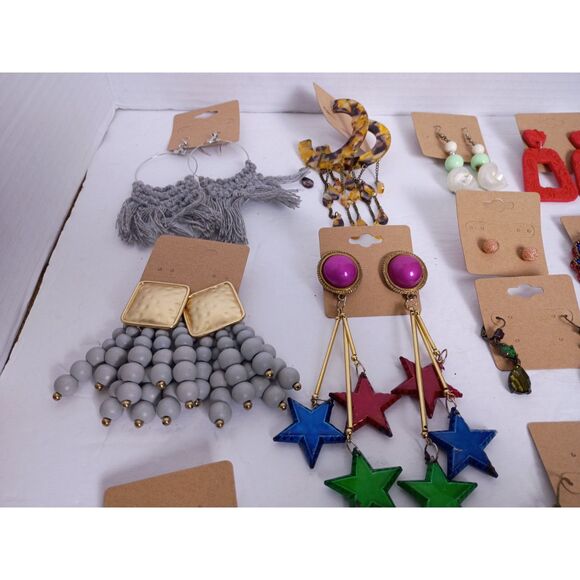 Vintage Earrings Lot of 19 Pairs Different Styles and Colors Jewelry - Picture 4 of 11